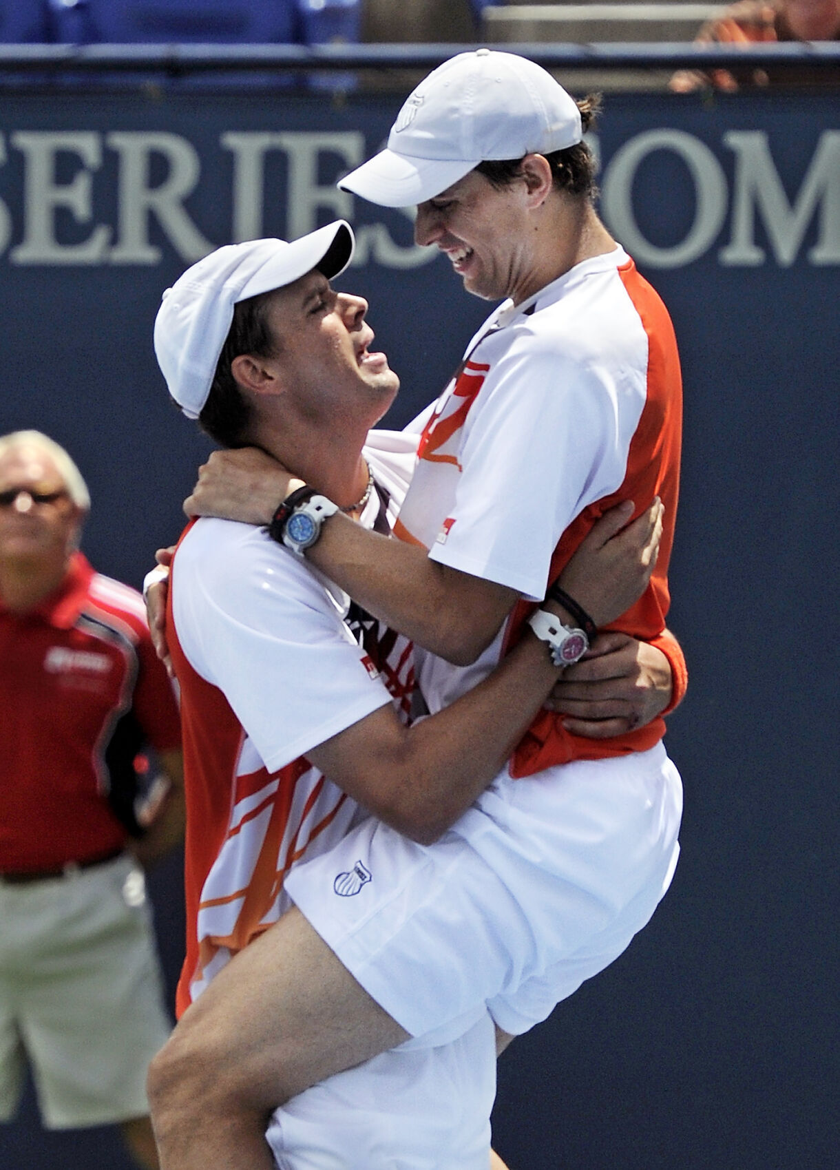 2010: Bob, Mike Bryan win their record 62nd doubles title on ATP Tour